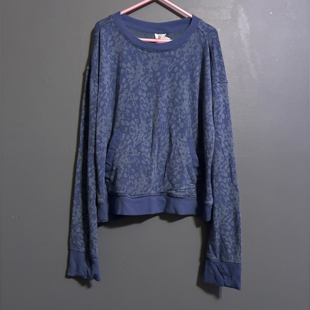 All in motion blue retro animal print sweatshirt with pockets size kids large